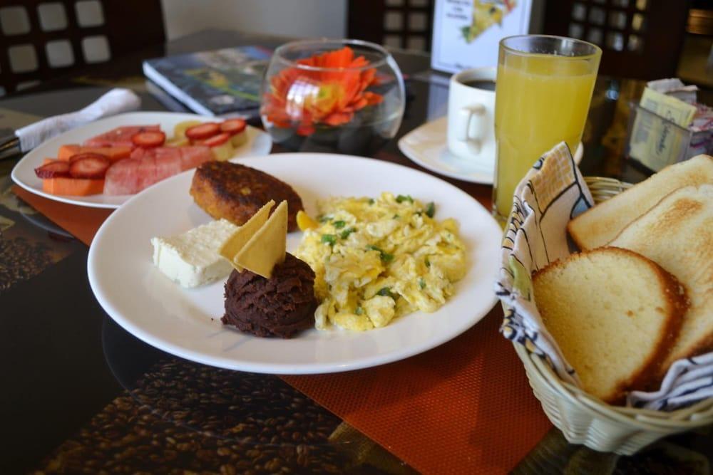 Hotel Villa Florencia Zona Rosa ซานซัลวาดอร์ ภายนอก รูปภาพ